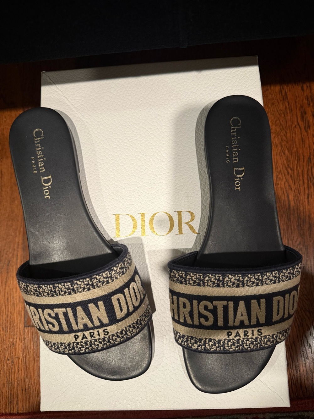 Christian Dior Day Slides - Picture 3 of 6